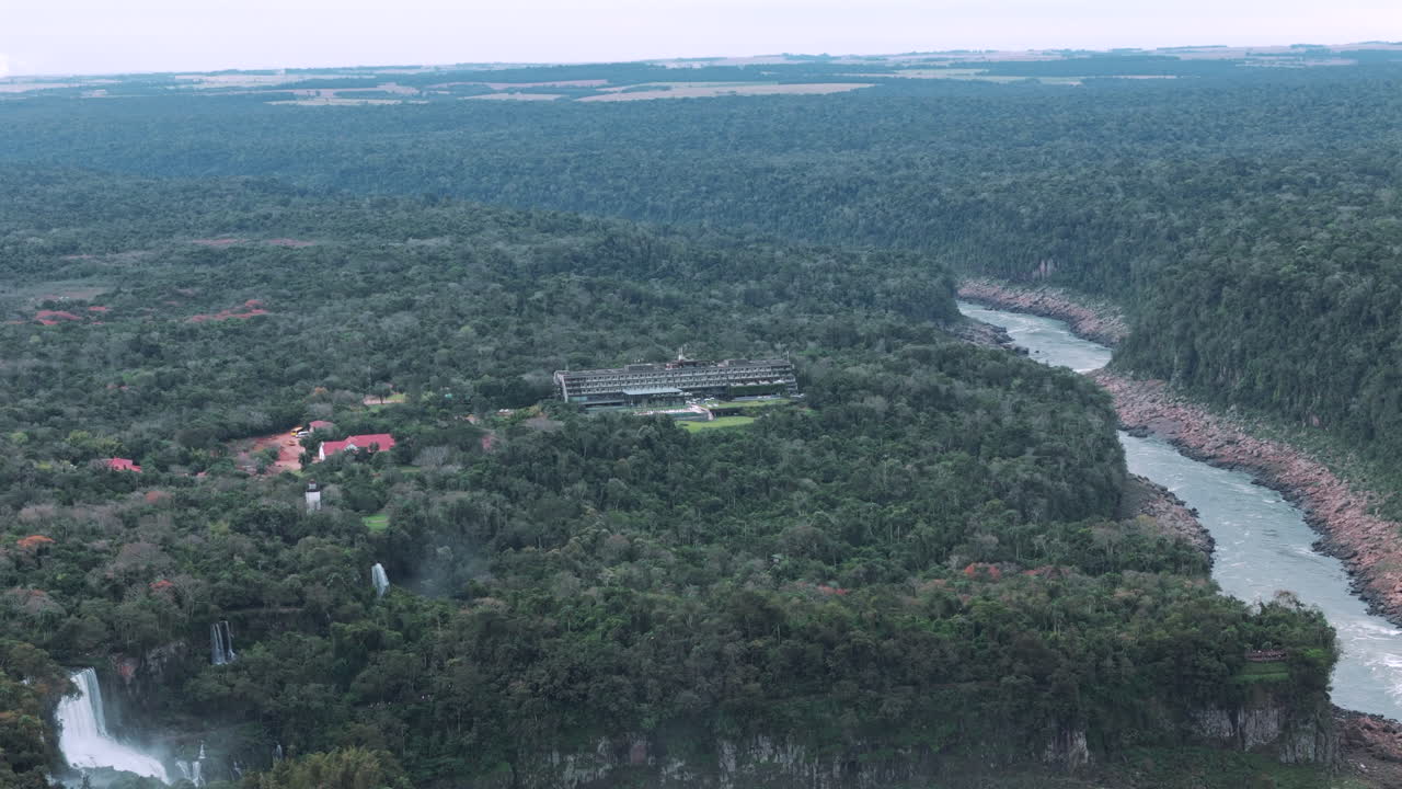 아르헨티나에서 가장 좋은 호텔로 여겨지는 그란 멜리아 (gran meliá) 의 조류 관점, 이구아수 (iguazú) 국립공원 내에 자리잡고 있으며, 이구야수 폭포 (iguaçu falls) 의 멋진 전망이 있습니다.