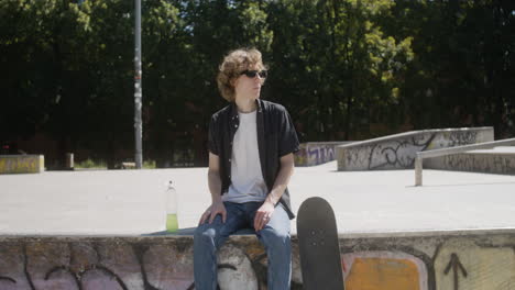 un chico caucásico en el parque de skate.