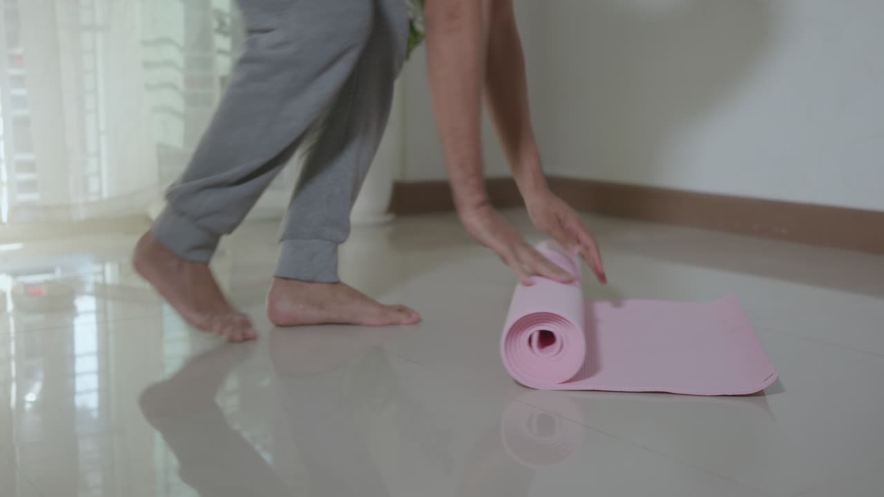 niño de preescolar con gadget jugando videojuegos digitales en teléfono móvil