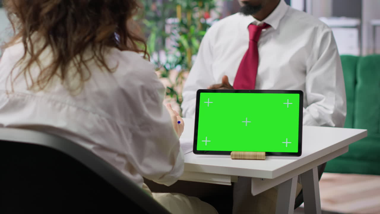 reclutadores y solicitantes de empleo que asisten a la entrevista con un dispositivo de espacio de copia aislado