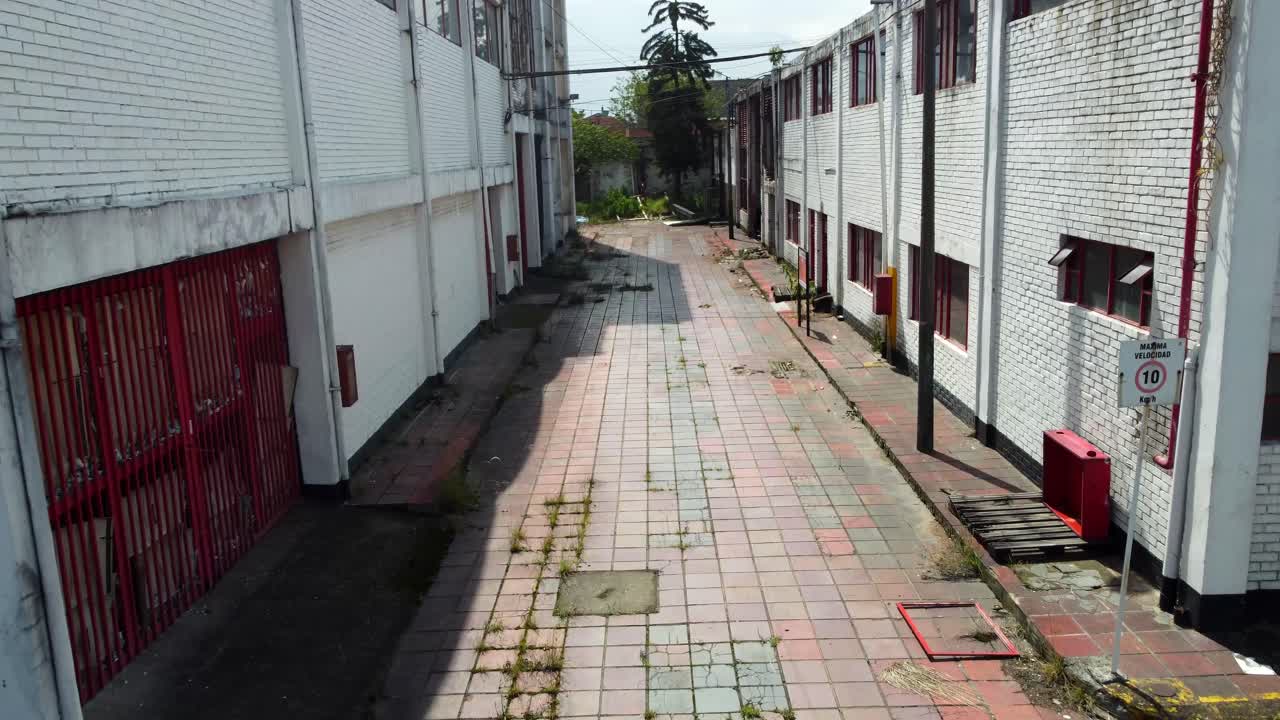 공장을 둘러싸고 창고와 공장의 패치워크가 밖으로 퍼져 있습니다.