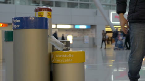 Hombre-Arrojando-Una-Botella-De-Agua-De-Plástico-En-La-Papelera-De-Reciclaje