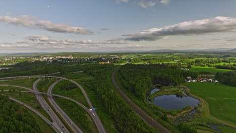 Jessheim-Noruega-V-Cinemático-Dron-Paso-Elevado-Sinuoso-Autopista