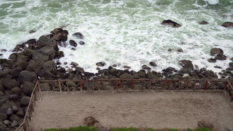 Olas-Rompiendo-En-Una-Costa-Rocosa-En-San-Bartolo,-Lima,-Perú