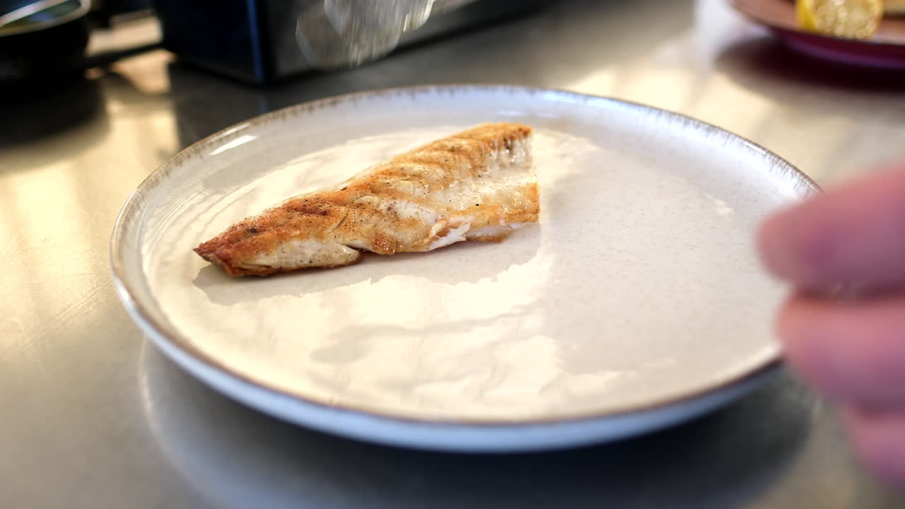 a la parrilla a la perfección: un plato de pescado simple con sabores audaces