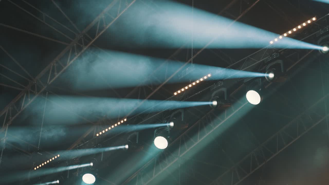 con luz profesional en el escenario del concierto.