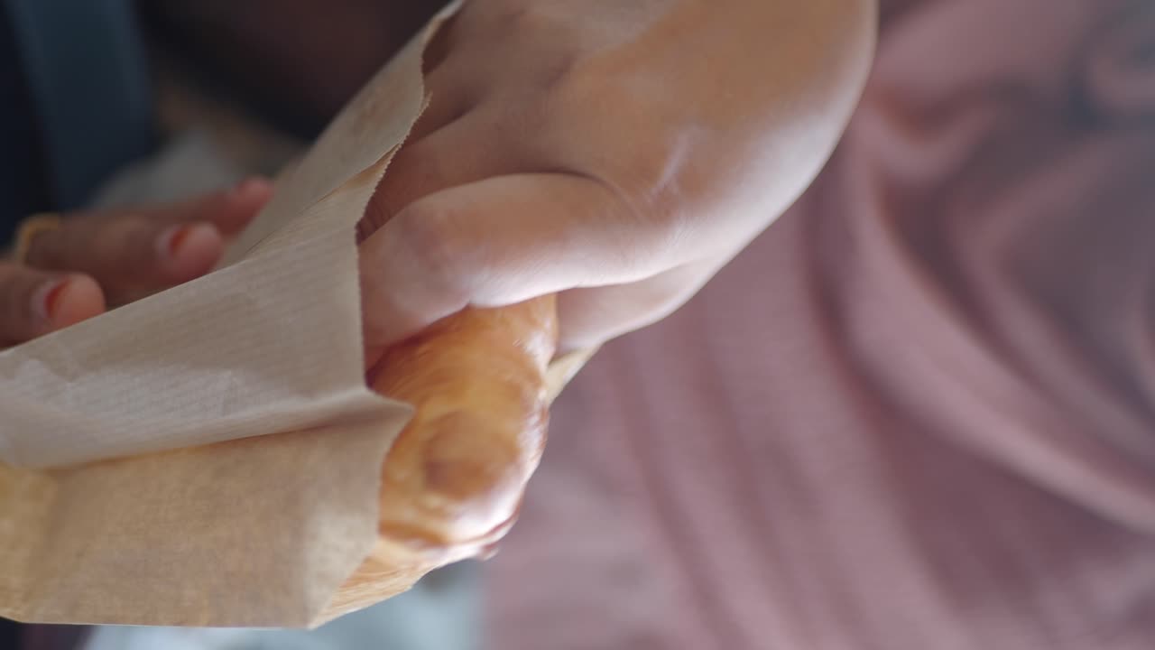 croissant en una bolsa de papel