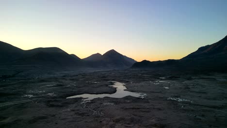 蘇格蘭斯基島斯利加<unk> (sligachan) 的湖泊卡爾 (loch caol) 和庫林山 (cuillin mountain) 在黎明時刻呈現廣<unk>的沼澤山谷