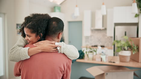 cara, sonrisa y una pareja de propietarios abrazándose