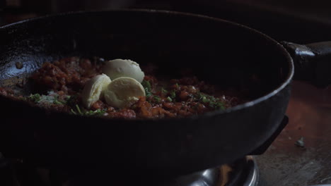 Receta-De-Bomba-De-Huevo-Yugo-De-Huevo-Cocido-En-Masala-Rellenos-De-Cocina-Pan-Especias-Indias-Huevos-Rellenos