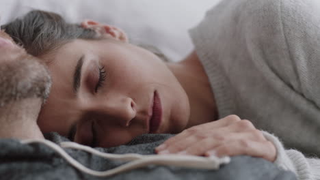 pareja joven feliz acostada en la cama abrazándose compartiendo una relación romántica mujer hermosa disfrutando de la intimidad con su pareja relajándose juntos en casa