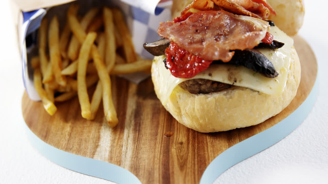 bocadillos en una tabla de cortar de madera