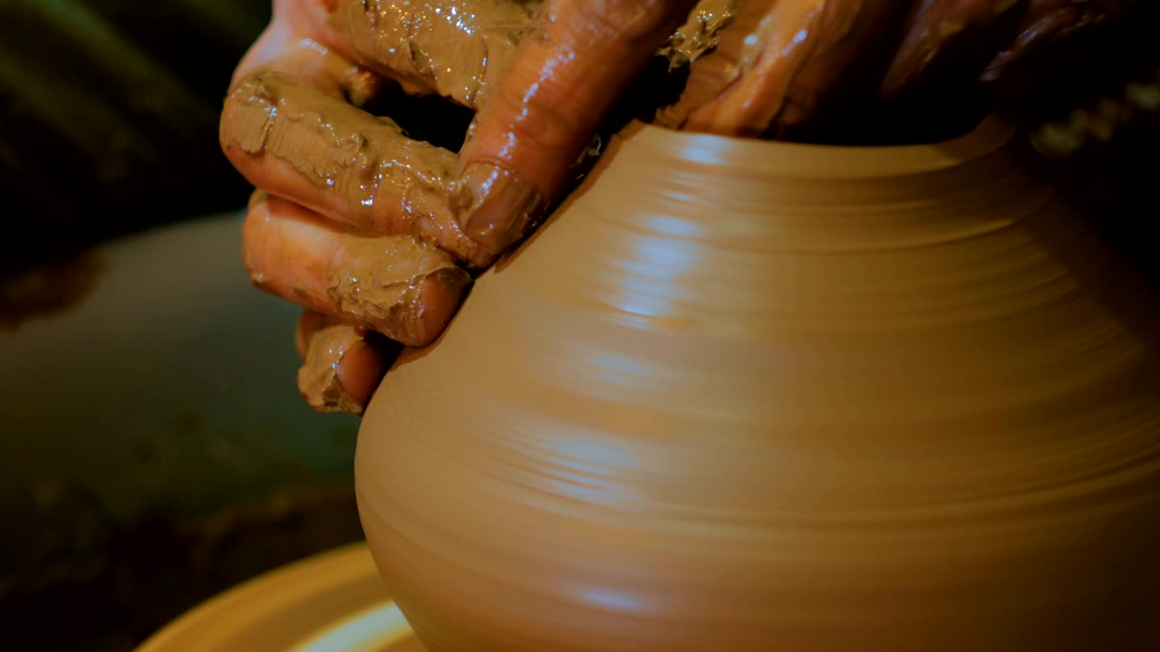 alfarero profesional que trabaja en el taller