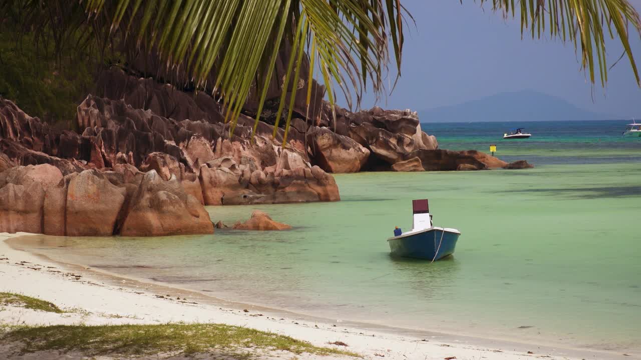 Piccola barca nel paradiso oceanico tropicale delle Seychelles con spiaggia sull'isola di Praslin, destinazione turistica