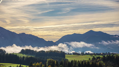 Zeitraffer-Einer-Idyllischen-Berglandschaft-Unter-Pastellfarbenem-Himmel-Während-Einer-Spannenden-Reise-Durch-Österreich-Mit-Blick-Auf-Majestätische-Bergketten-Und-Ziehende-Wolken-Mit-Herbstlicher-Atmosphäre