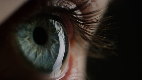 macro belleza ojo humano luz revelando el iris contrayéndose de cerca