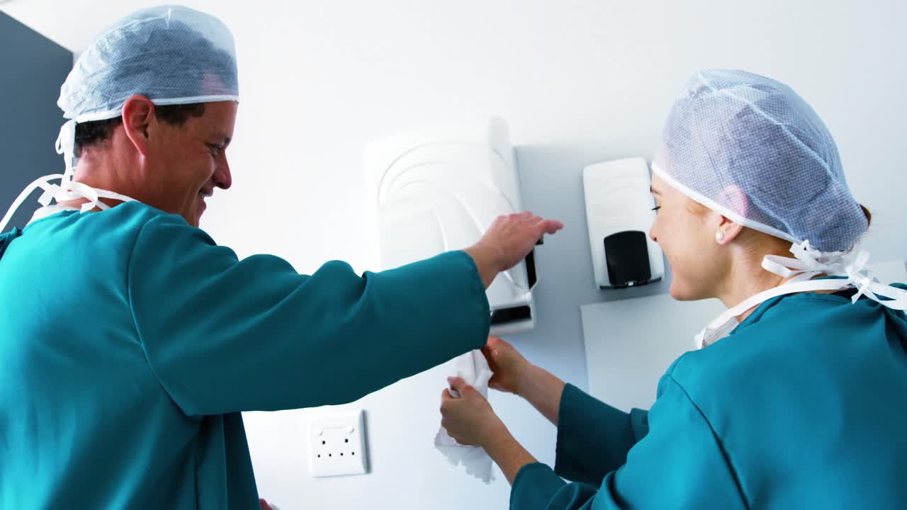 cirujanos que interactúan entre sí