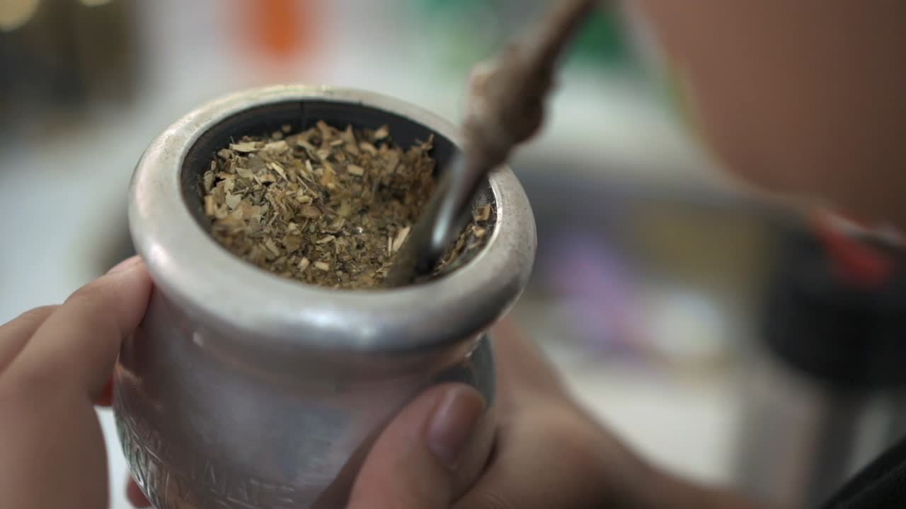 personas disfrutando y bebiendo mate, una bebida tradicional sudamericana