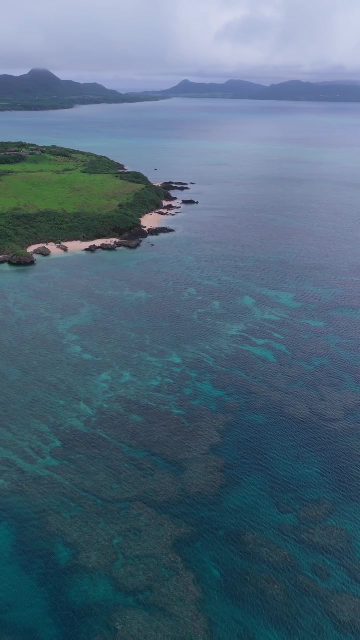 Paesaggio suggestivo della spiaggia di Hirakubo sull'isola di Ishigaki, Okinawa, Giappone - Drone, ripresa verticale.