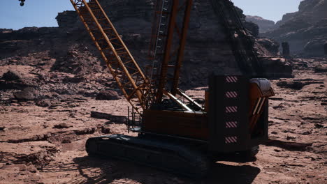 grúa en un cañón del desierto