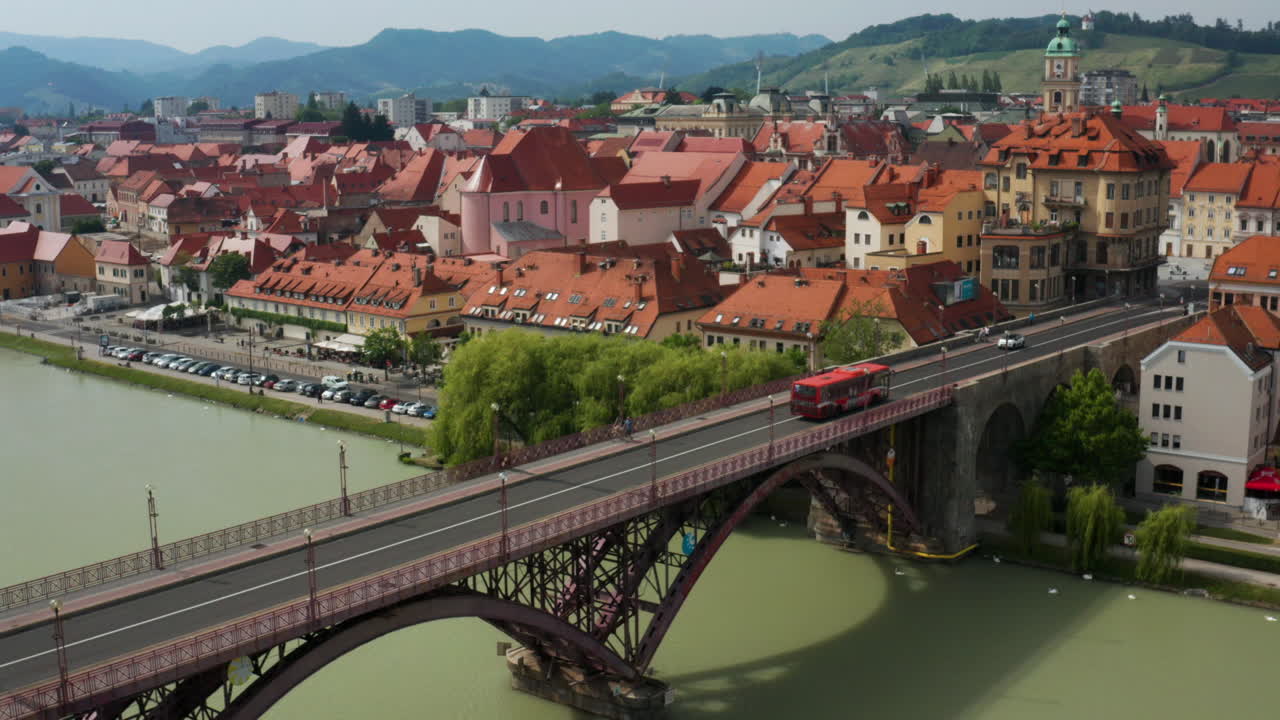 Vista Aerea di una Cittadina Europea con un Ponte e un Fiume