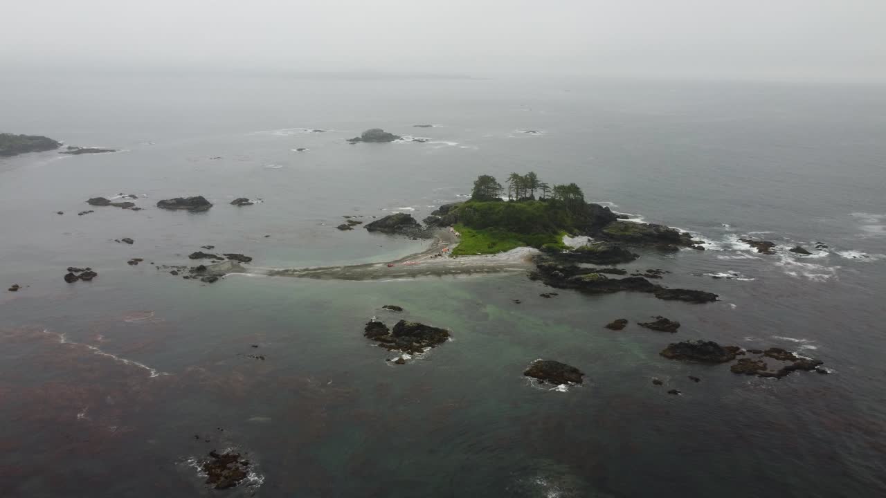 un dron con niebla cinematográfica sobrevuela un tiro que desciende y se acerca a una isla en nootka sound frente a la costa oeste de la isla de vancouver, columbia británica, canadá