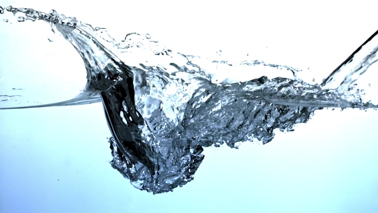Zeitlupe: Gießendes Wasser erzeugt Spritzer und Blasen.