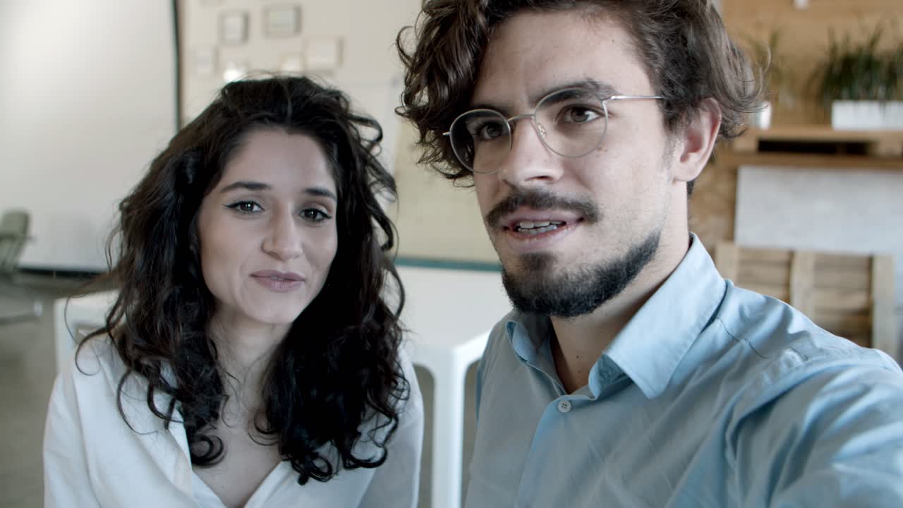 vista de ángulo bajo de amigos sonrientes posando para autorretrato