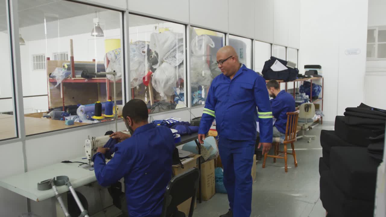 trabajadores discutiendo sobre el trabajo