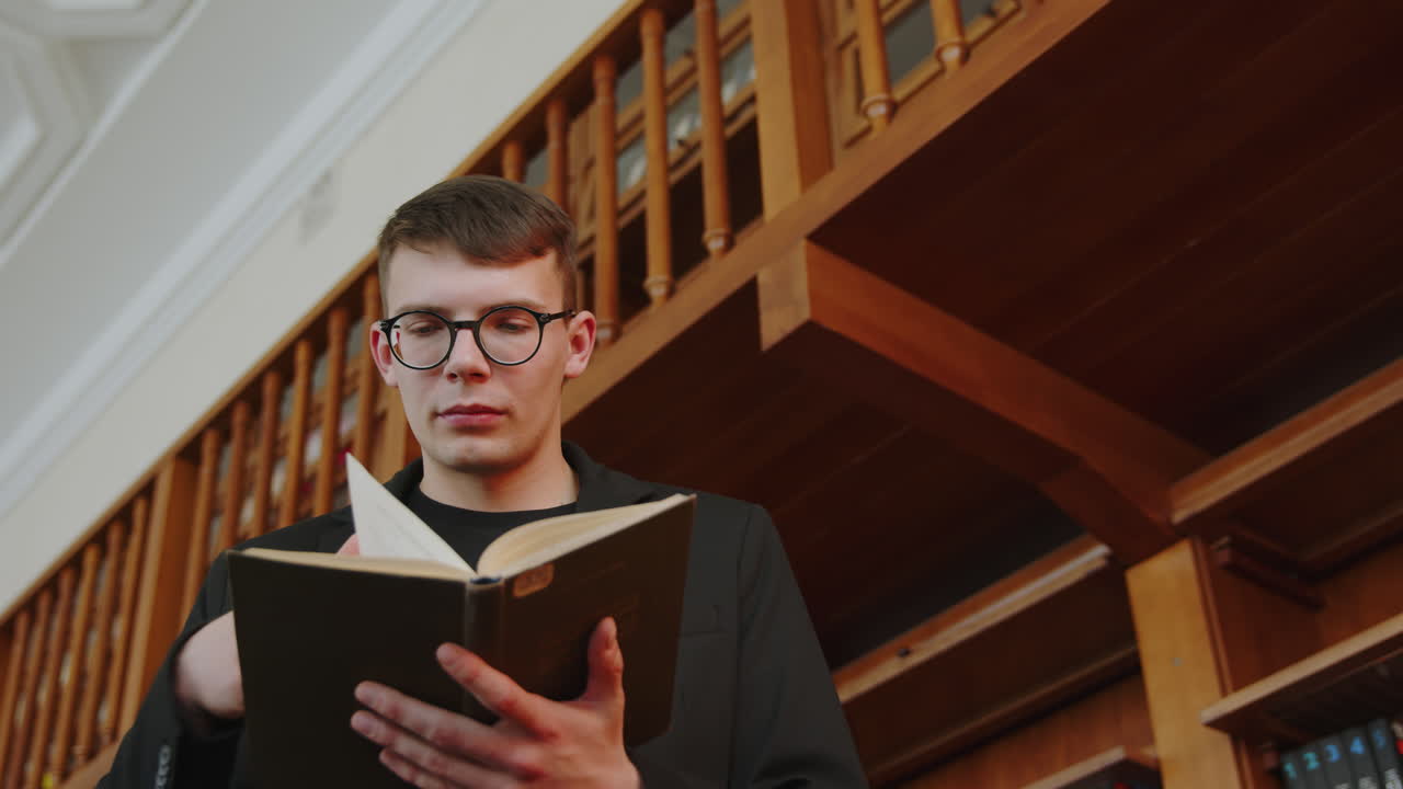 hombre leyendo en una biblioteca