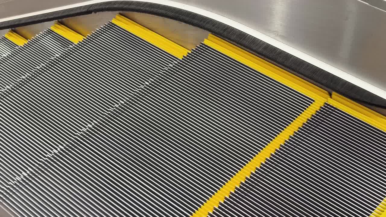 에스컬레이터 계단과 안전 장치의 클로즈업