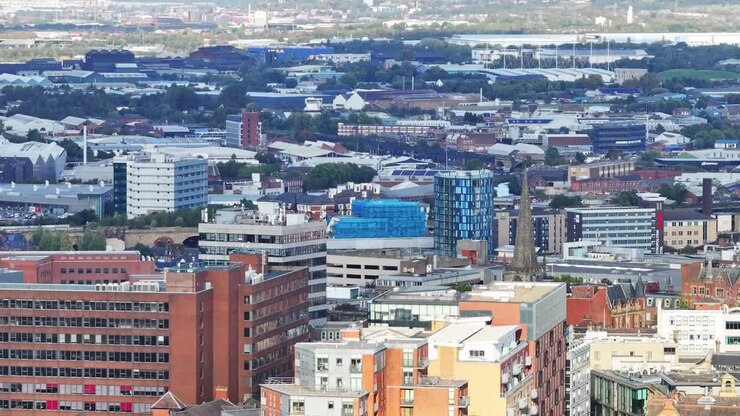 Skyline della città di Sheffield con la guglia della Chiesa Cattedrale di Santa Maria in vista.