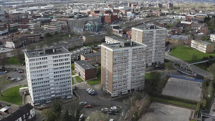 Prédios altos, apartamentos construídos na cidade de Stoke on Trent para acomodar a população crescente, crise de moradia e superlotação, imigração