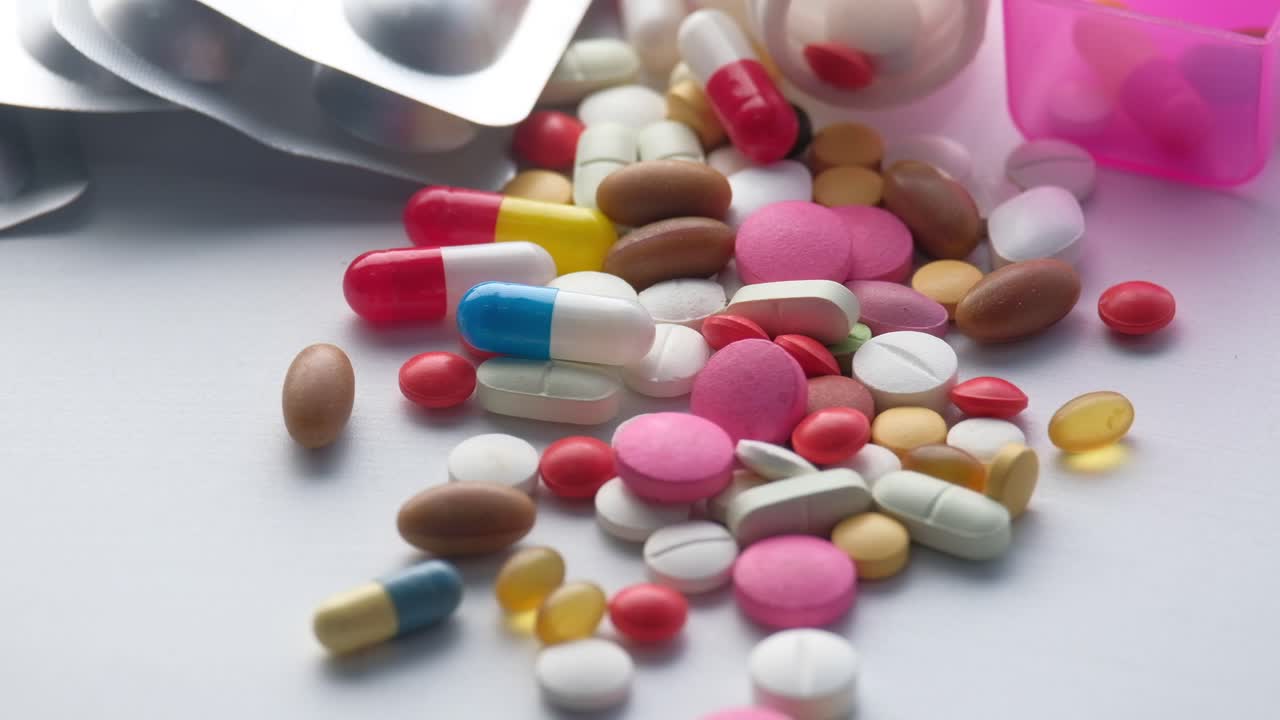 pastillas y cápsulas variadas en envases y envases