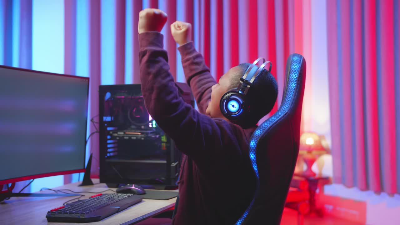 Glücklicher Gamer feiert einen Sieg