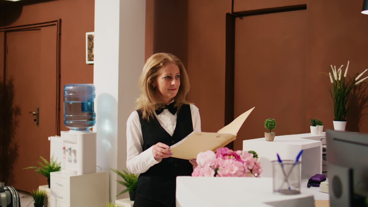 empleado con documentos de registro