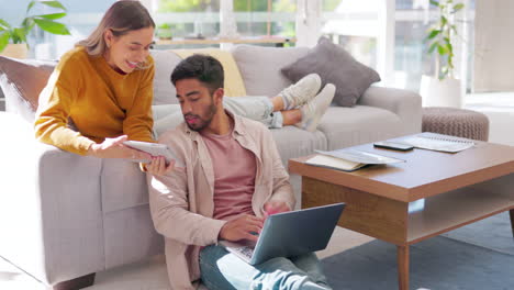tecnología, pareja joven compartiendo tableta