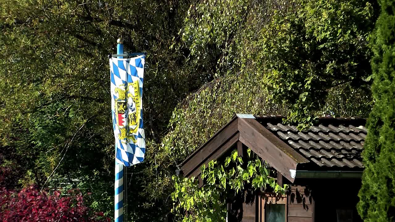 독일 정자 앞에서 바람에 펄럭이는 바이에른 깃발