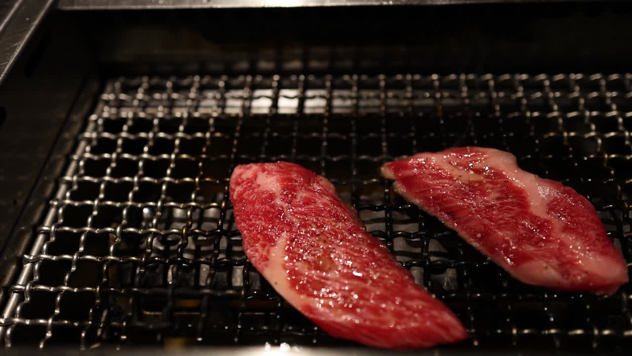 스테이크가 시간이 지남에 따라 그릴에 뒤집히고 있습니다.