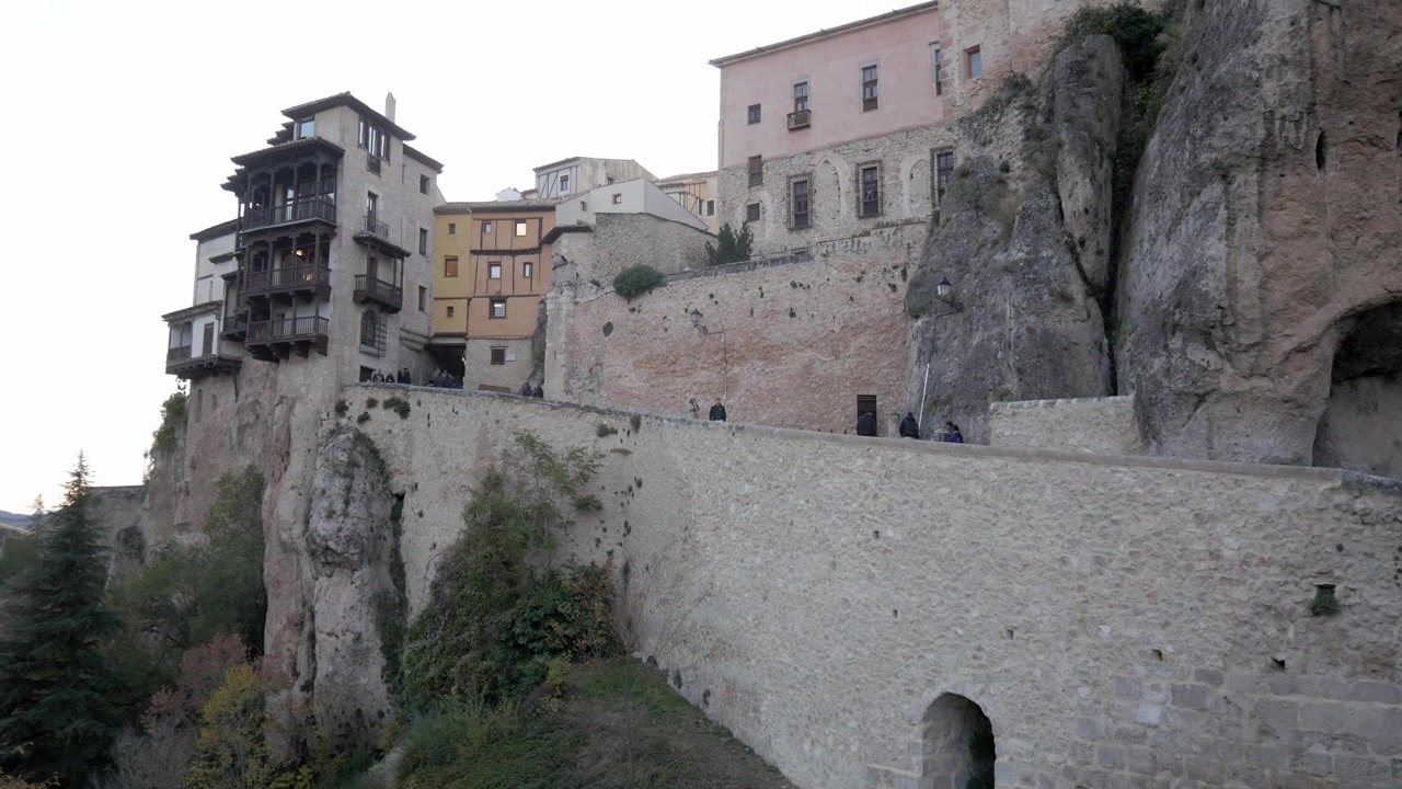 Edifici storici a strapiombo a Cuenca evocano il fascino dell'architettura antica