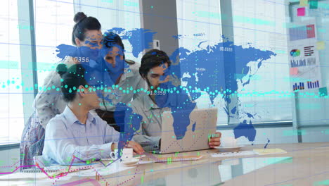animación del mapa del mundo contra diversos hombres de negocios discutiendo sobre una computadora portátil en la oficina.