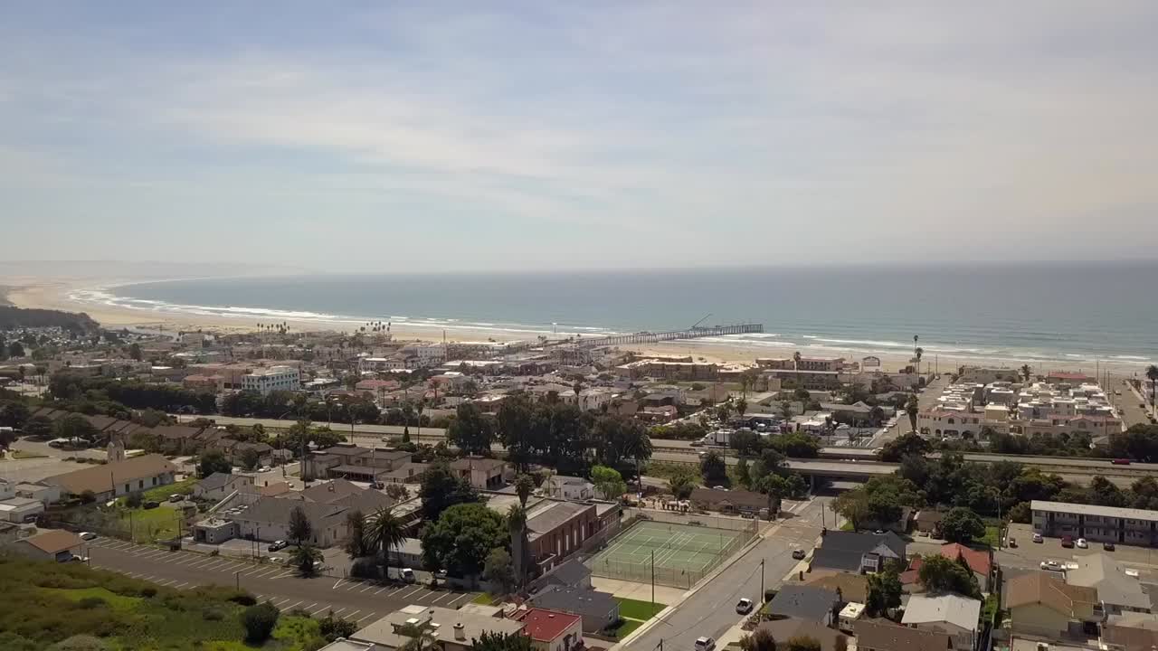 이들은 전설적인 피스모 높이와 하이웨이 101입니다.