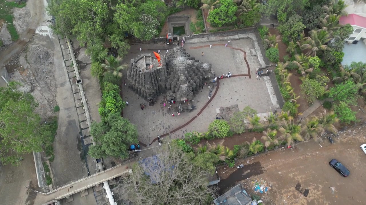 Ambernath'taki antik Shri Ambareshwar Shiv Tapınağı'nın havadan drone görüntüsü, tarihi Hindu mimarisini ve kültürel mirasını sergiliyor.