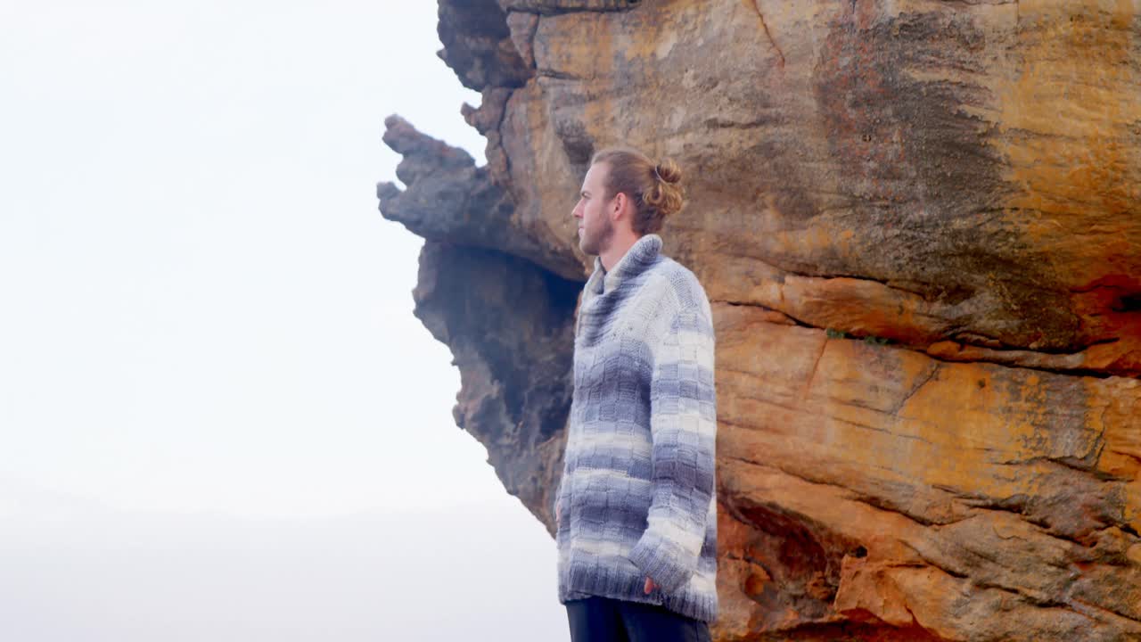 산 꼭대기에 서 있는 남자 4k