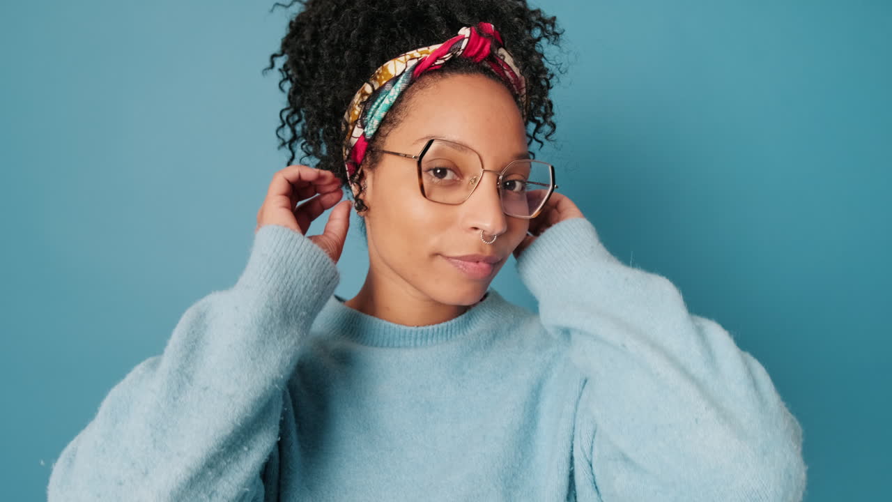 Portrait d’une femme aux cheveux bouclés portant un bandeau