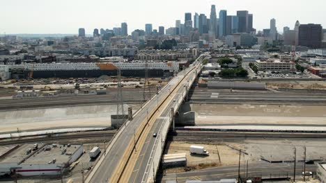 Famoso-Puente-Aéreo-De-La-Primera-Calle,-El-Horizonte-De-Los-ángeles-Y-Los-Rascacielos-Del-Centro,-Escena-Urbana