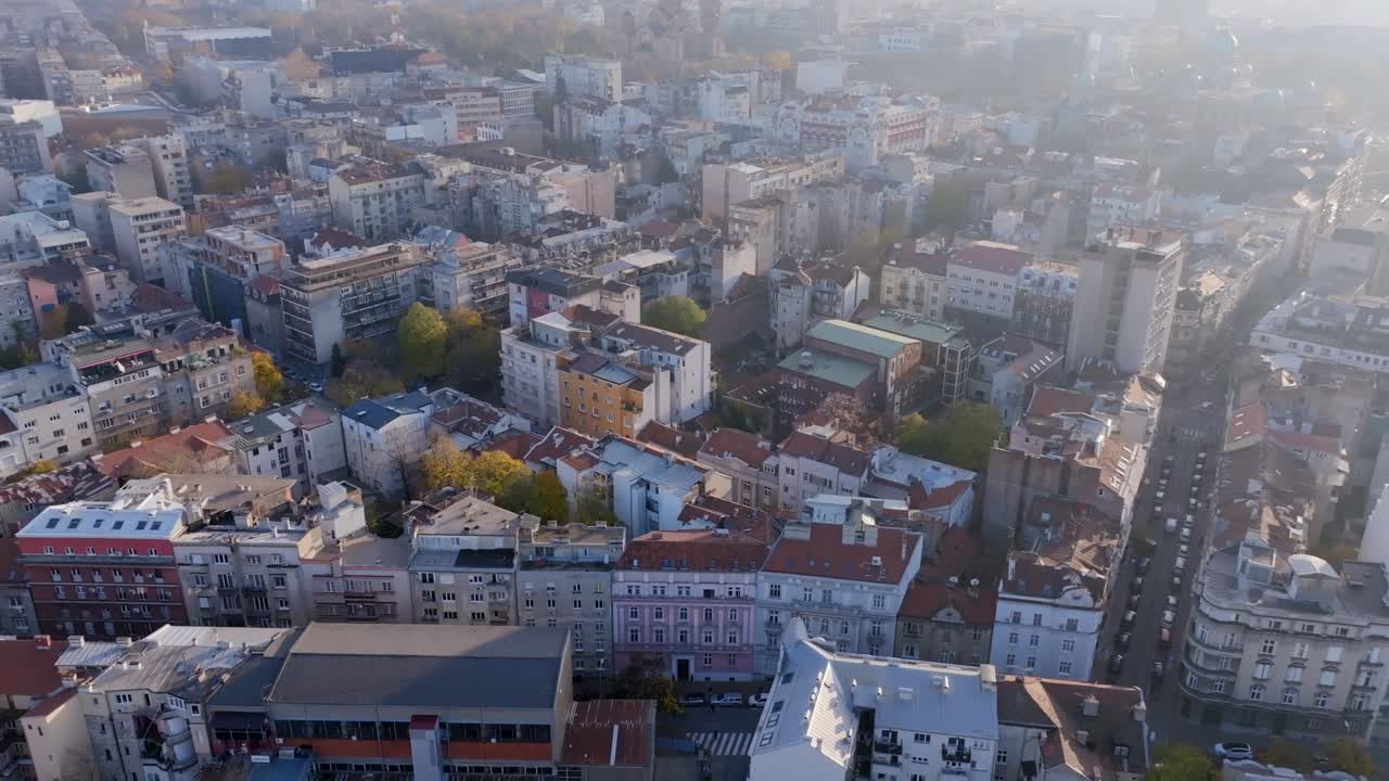 sobrevuelo aéreo de los edificios de apartamentos y barrios fuera del centro de la ciudad en belgrado, serbia