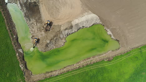 Toma-Aérea-De-Maquinaria-Pesada-En-La-Cantera-Del-Sitio-De-Construcción-En-Hungría