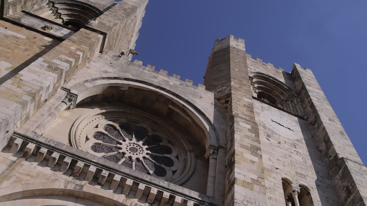Facciata della cattedrale di Lisbona al rallentatore