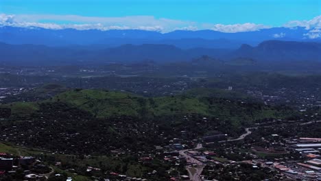 port moresby capital ciudad distrito de negocios tráfico de automóviles autopista papúa nueva guinea drone aéreo ela playa puerto marina png hermoso cielo azul soleado mañana corona hotel plaza hilton mar de coral hacia atrás